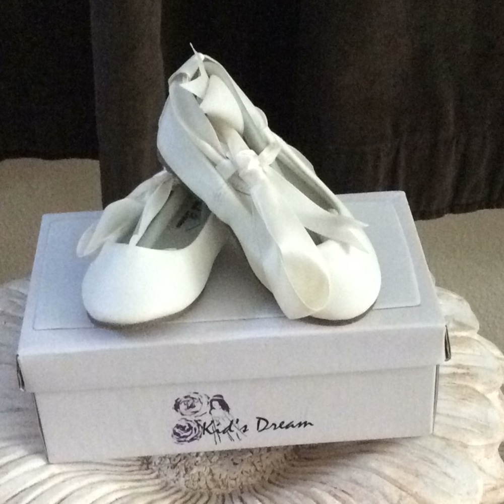 New In Box Lace Bow Leather Baby Shoes.